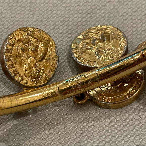 ❤️CHANEL❤️Vintage Medallion Cuff - Picture 9 of 16